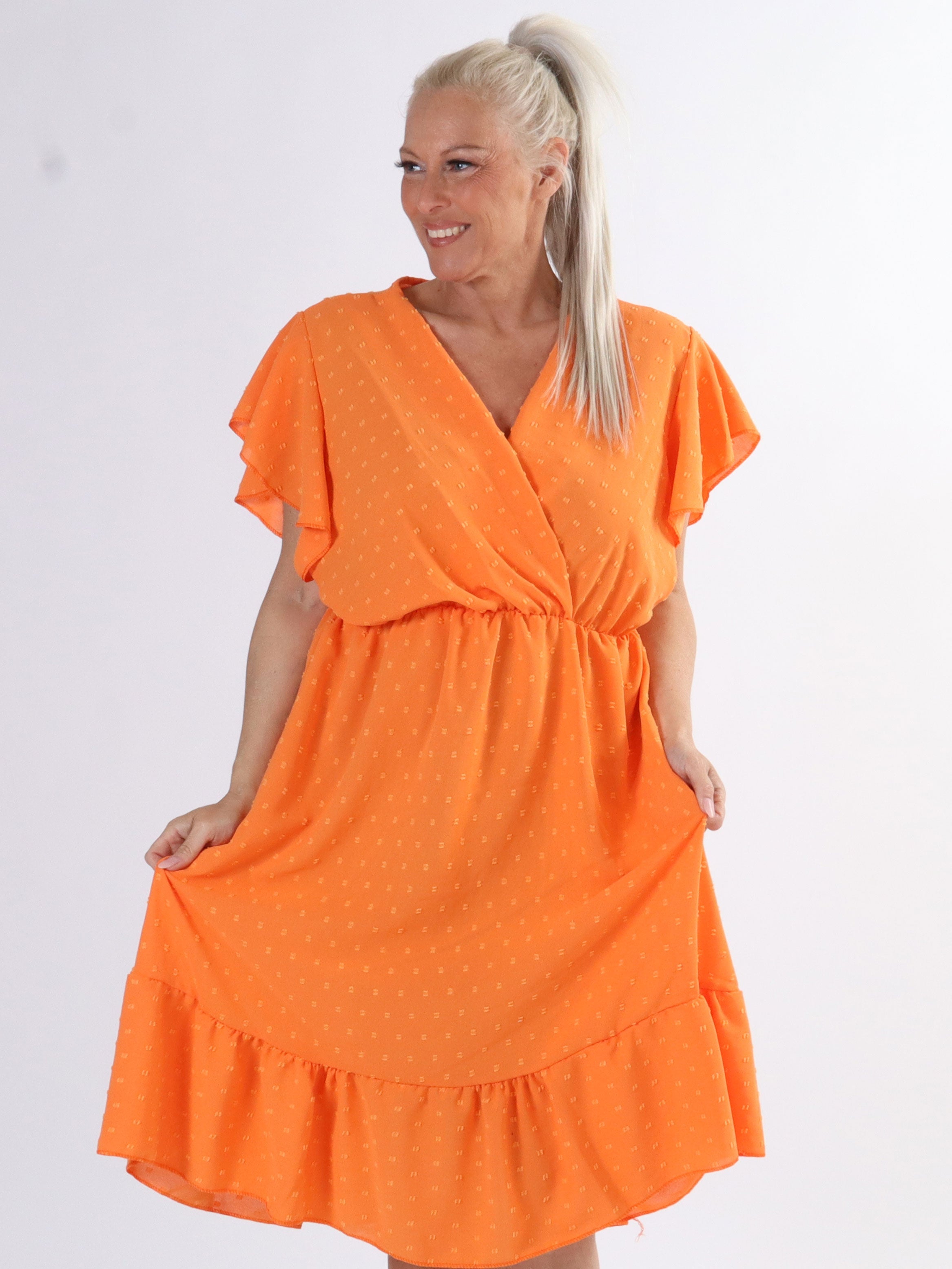 Vanilla - Plus size klänning med prickiga detaljer och volangärmar